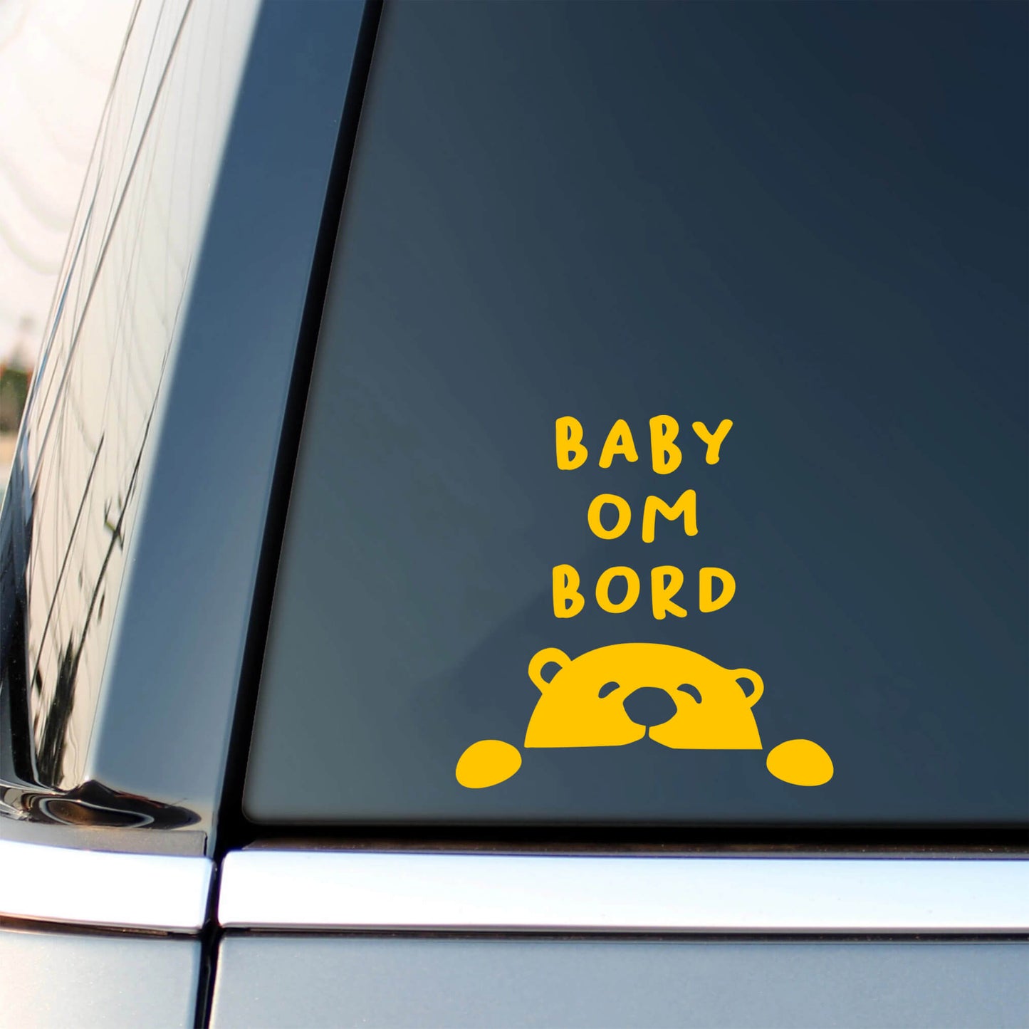 Godt synlig baby på bordet merke bjørn, gul vinyl for bakrute.