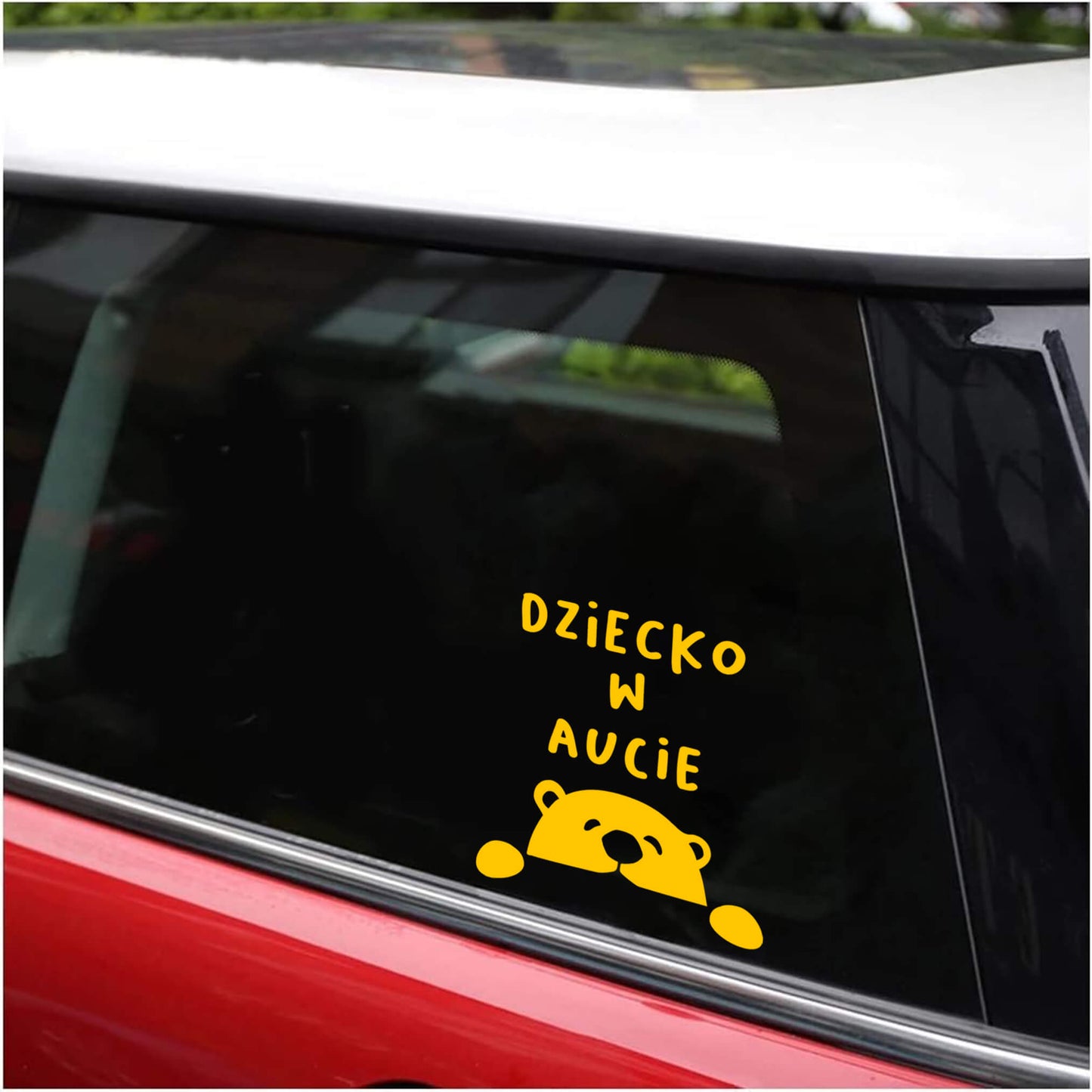 Widoczna naklejka dziecko w aucie miś, żółty winyl na tylną szybę.