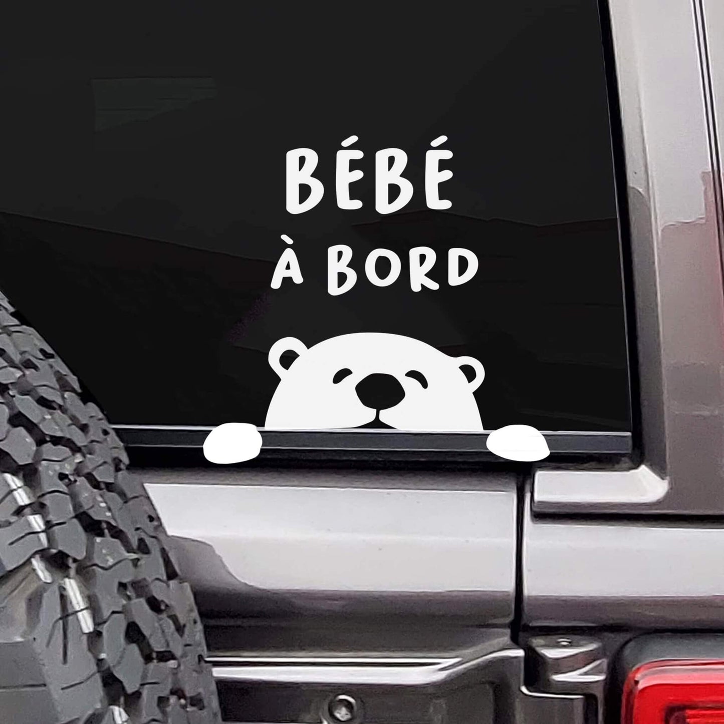 Sticker voiture Bébé à bord ours curieux, signal de sécurité blanc.