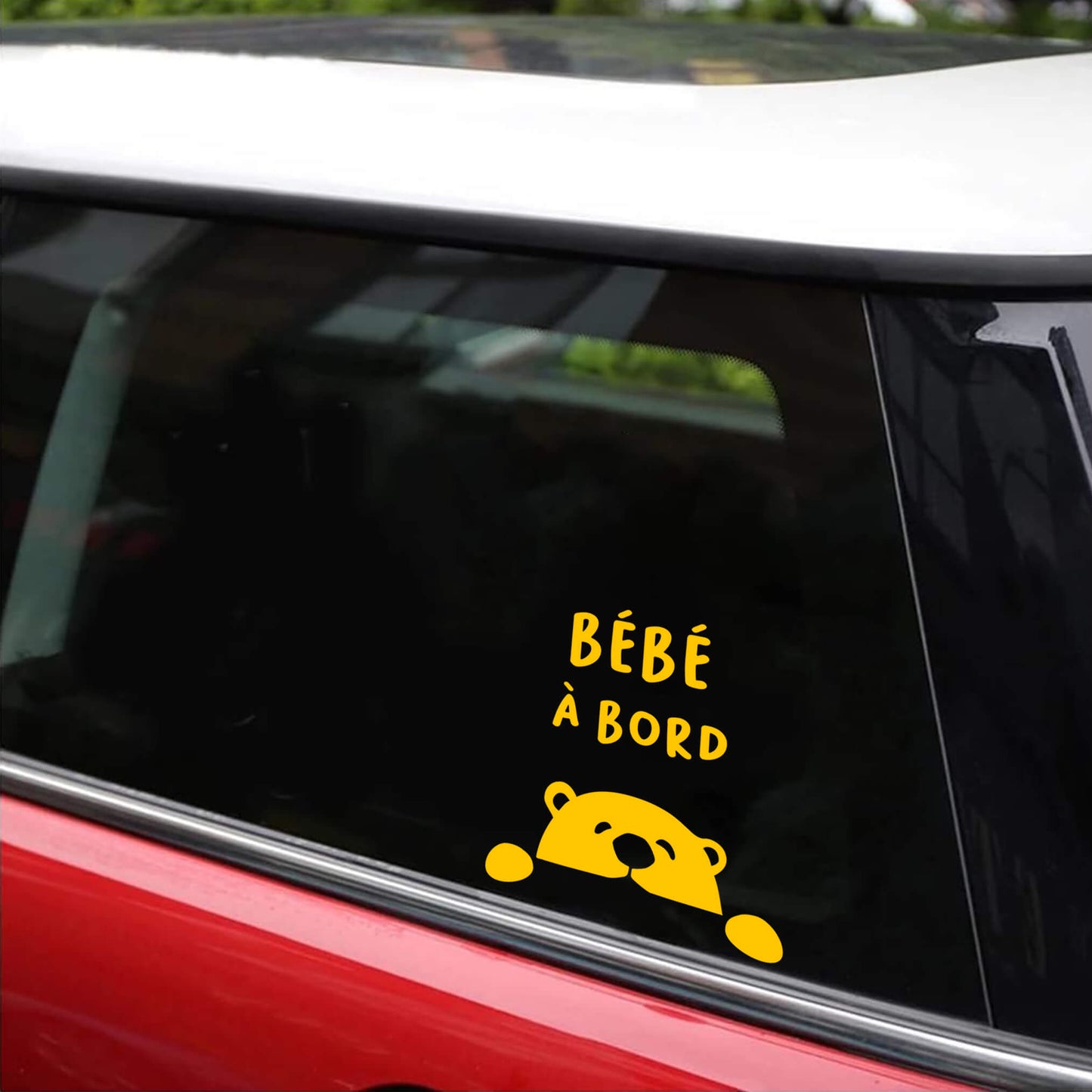Autocollant haute visibilité Bébé à bord ours, vinyle jaune pare-brise.