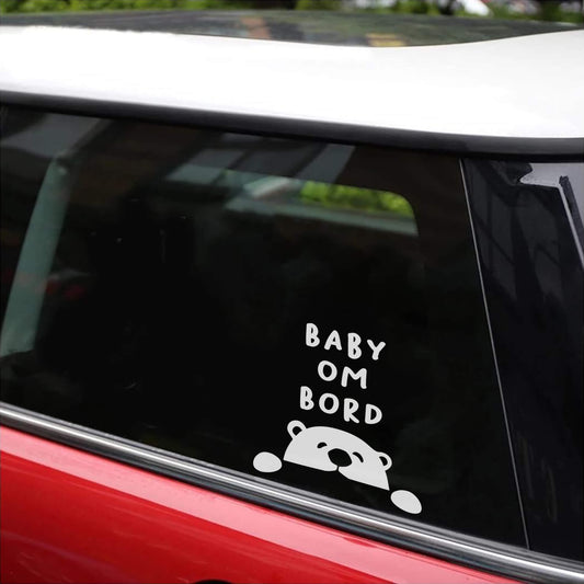 Baby på bordet bilmerke bjørn hvit, sikkerhetsmerke for vindu.